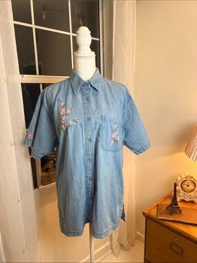 Vintage Las Olas Light Blue Denim Short-Sleeve Shirt with Floral Embroidery.